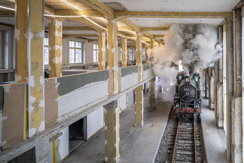 mitten durch die Baustelle dampft ein historischer Zug